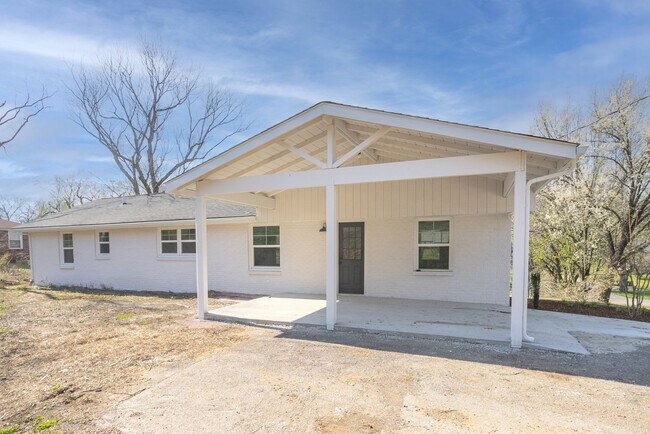 Foto del edificio - NOW AVAILABLE! Beautiful One- Level Goodle...