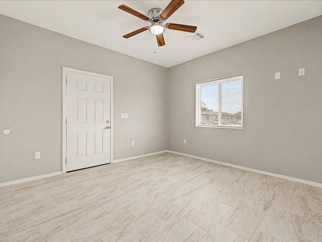 Foto del edificio - BRAND NEW 2 Bedroom 1 Bathroom