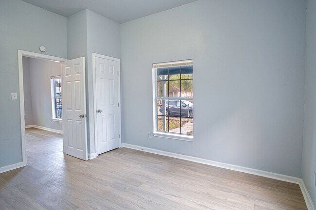 Building Photo - Charming and Modern Living Near Downtown S...