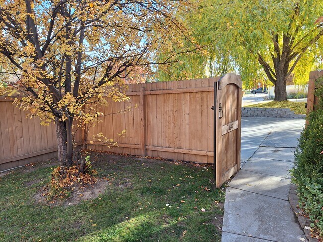 Foto del edificio - 2437 N Curtis Rd