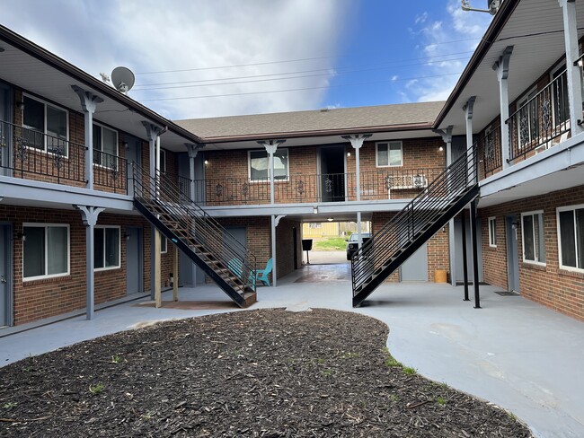 Courtyard - 312 S Santa Fe Ave