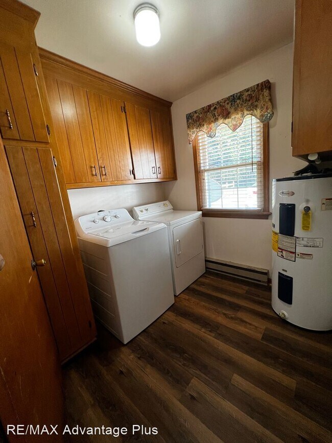 Building Photo - 3 br, 2 bath House - 421 E. 2nd Street