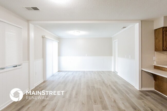 Building Photo - 400 Holtz Ave