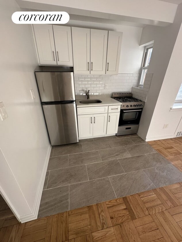 80 Knightsbridge Rd, Great Neck Plaza, NY 11021 Room for Rent in