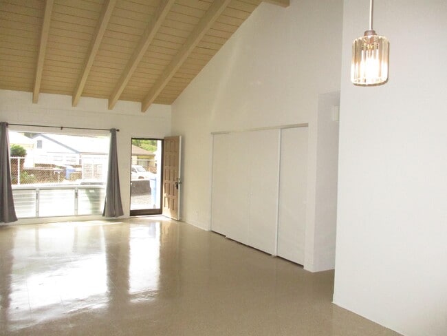 Building Photo - 692 Kuliouou Rd