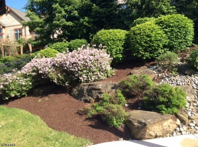 Building Photo - 10-12 Maple Cres