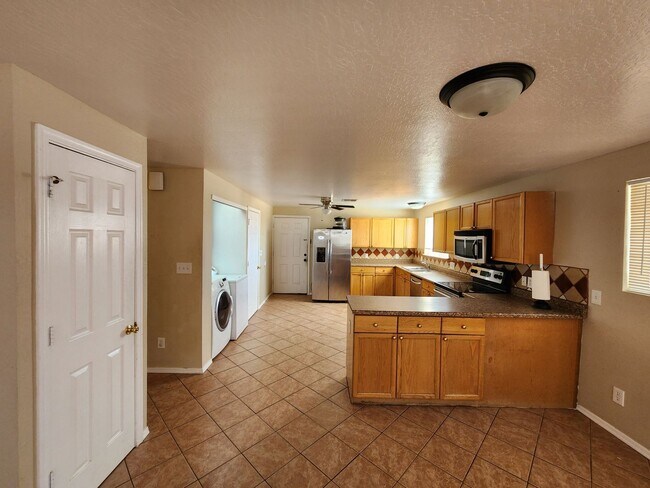 Foto del edificio - Beautiful 3 Bed/2 Bath on 2+ Acre Horse Pr...