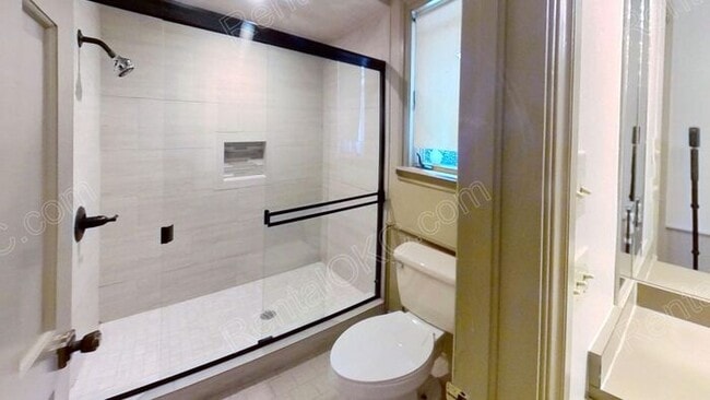 Building Photo - Golf Course View 3/2.5