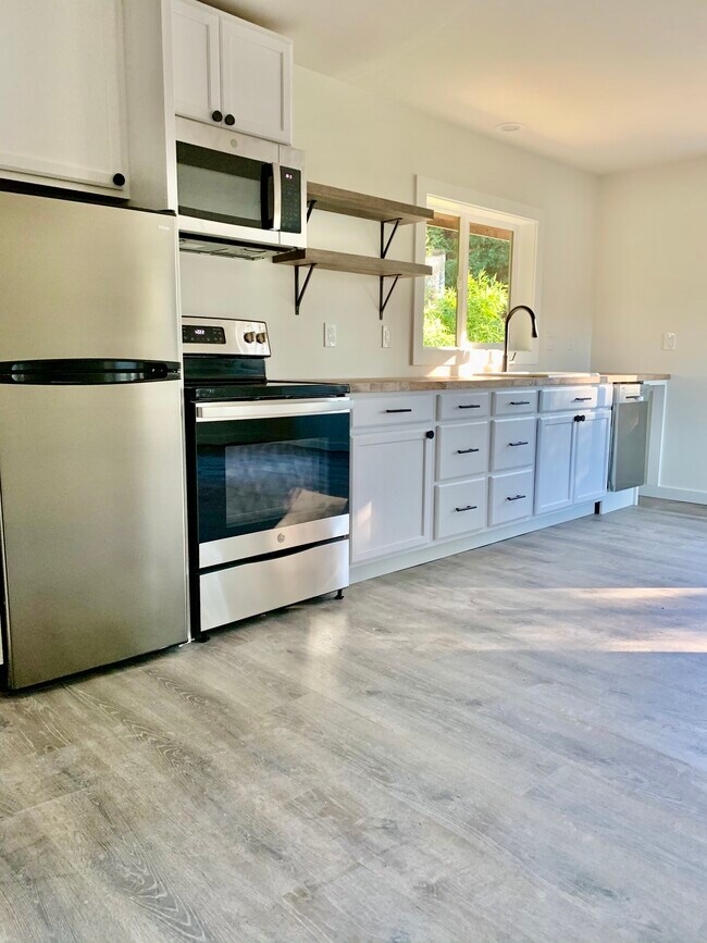 Newly completed kitchen complete with new appliances including dishwasher and tons of storage - 19423 SE May Valley Rd