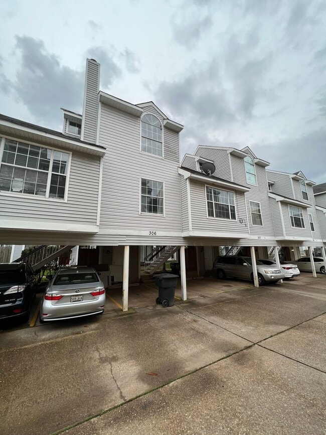 Building Photo - 2bed/2bath townhouse with covered parking!