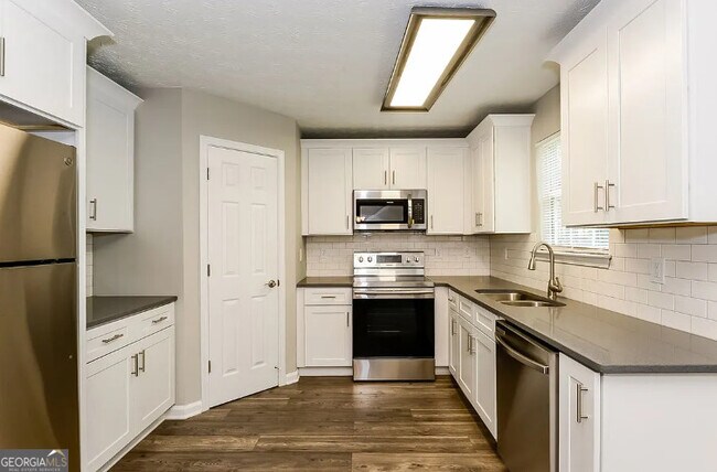 Foto del edificio - 4247 Chestnut Lake Ave