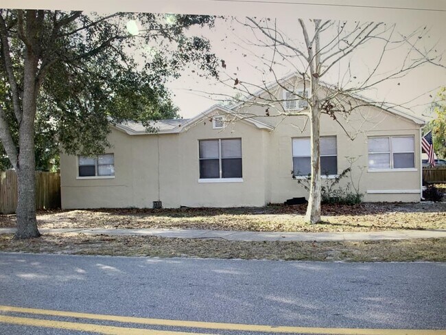 Building Photo - 902 W Church St