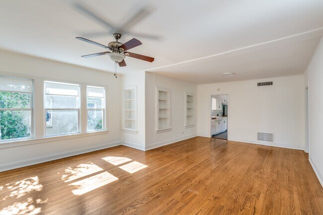 Building Photo - Charming 2-Bedroom Duplex in Mahncke Park