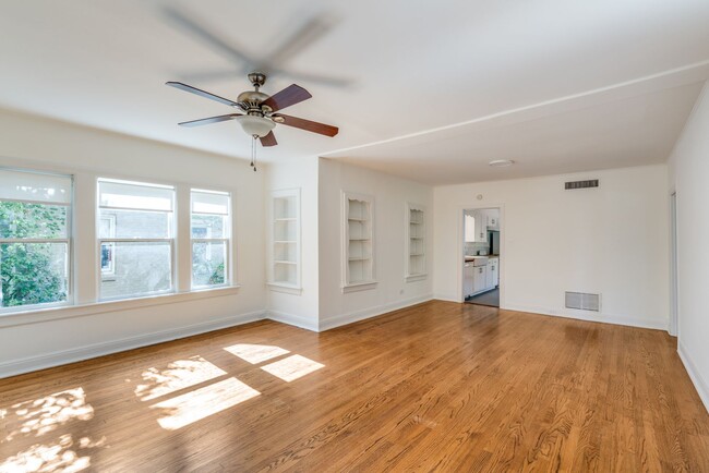 Foto del edificio - Charming 2-Bedroom Duplex in Mahncke Park