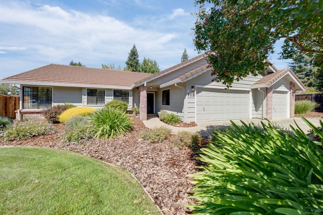 Foto principal - Bright and Stylish 4BD/2BA Home with 3 Car...