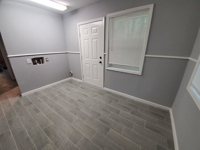 Building Photo - Amazing 4 Bedroom home with large yard!