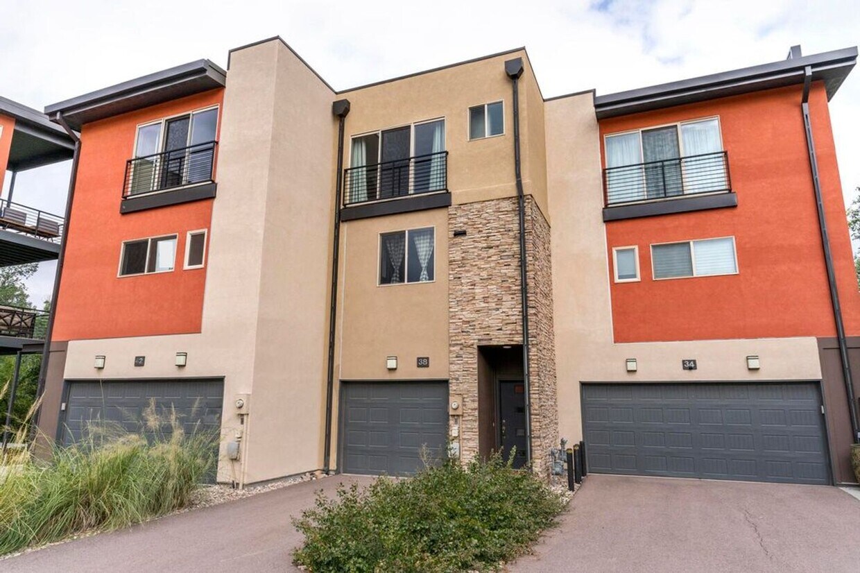 Primary Photo - Luxury Townhouse, Minutes from Downtown