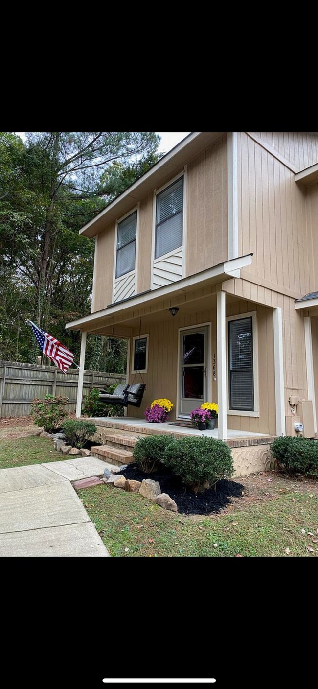 Building Photo - 1368 N Forest Dr