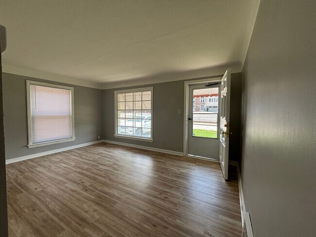 Building Photo - Spacious Single Family 4 Bedroom with Cent...