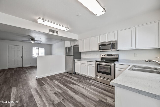 Building Photo - 5010 N 22nd Ave