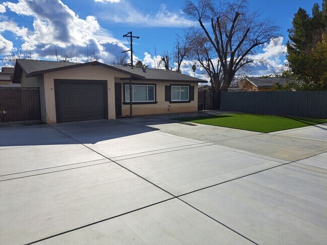 Foto del edificio - Nice and Cozy Duplex in the Heart of Hemet is now for rent