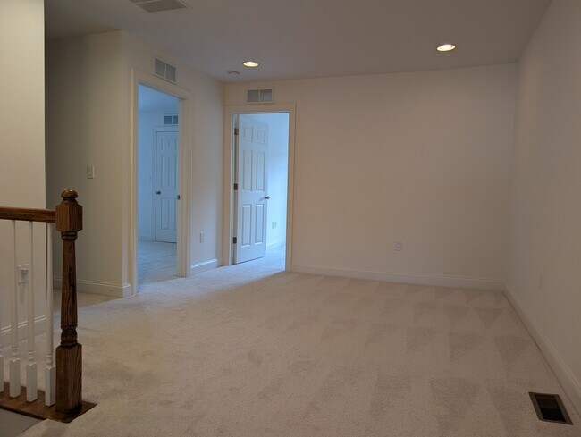 Building Photo - 68 Autumn Ln