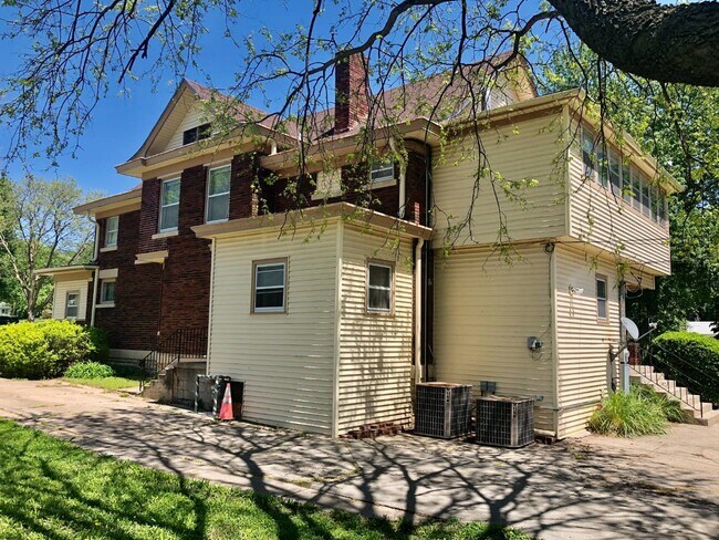 Building Photo - 504 W 6th St