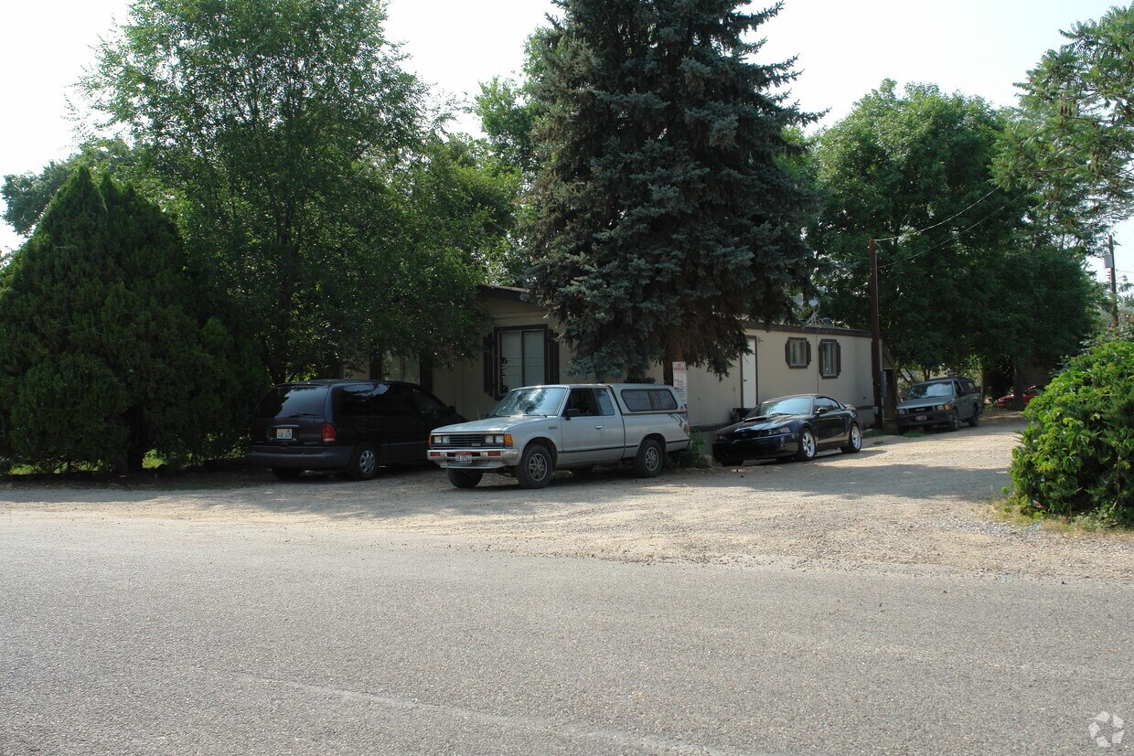 Building Photo - Willow Manor
