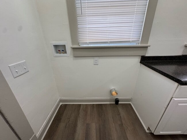 Building Photo - Charming 1BR Apartment in Bristol, TN - Cozy Living Awaits!