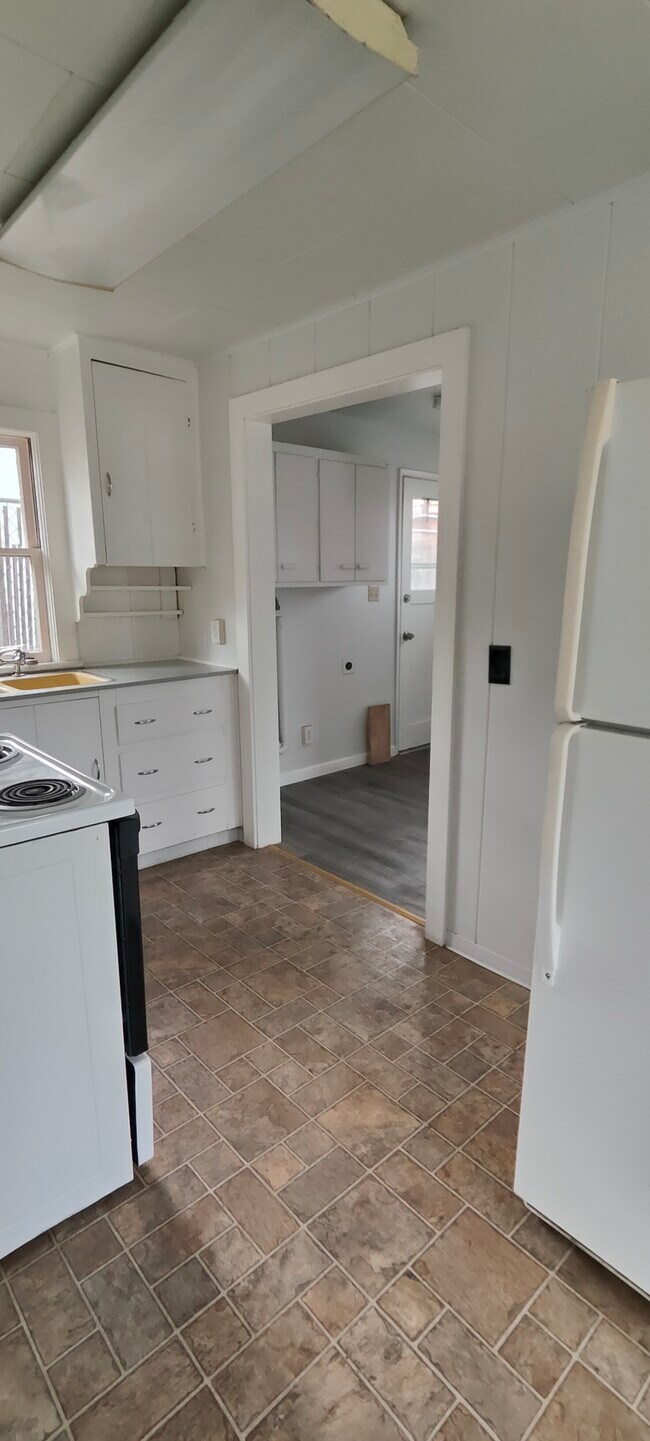 Kitchen - 1600 Crescent Ave