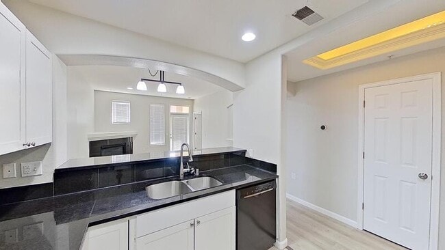 Photo - 1747 N Pearl St Apartment