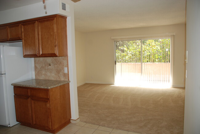 #5 kitchen view living room/ balcony - La Casa De La Reina