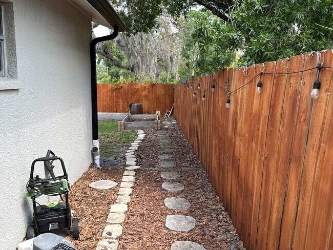 Foto del edificio - *****Amazing 3-bedroom, 2-bathroom, Carport, Single Family, Bungalow-style Home. Small Dog Friend...
