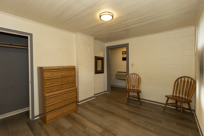 Building Photo - 1013 Oakview St