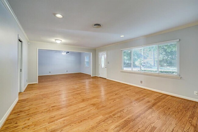 Building Photo - 7519 Schiller St