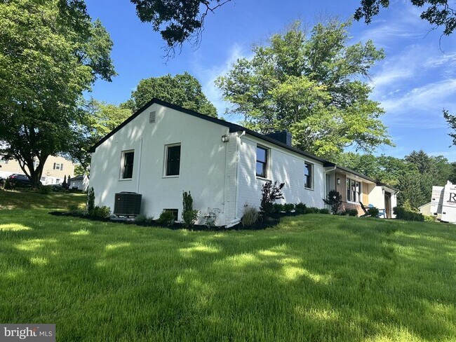 Building Photo - 800 Falcon Ln