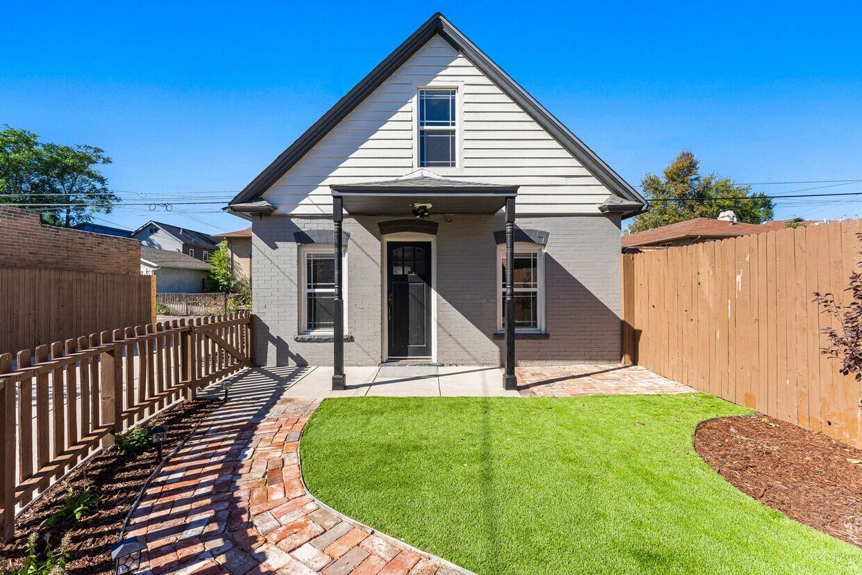 Primary Photo - Remodeled! Super Cute Victorian Carriage H...
