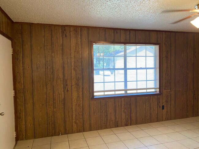 Building Photo - 402 Tammy Lynn Dr