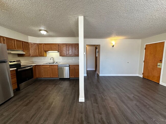 Building Photo - Updated 2bed/1bath Condo at Castle Place