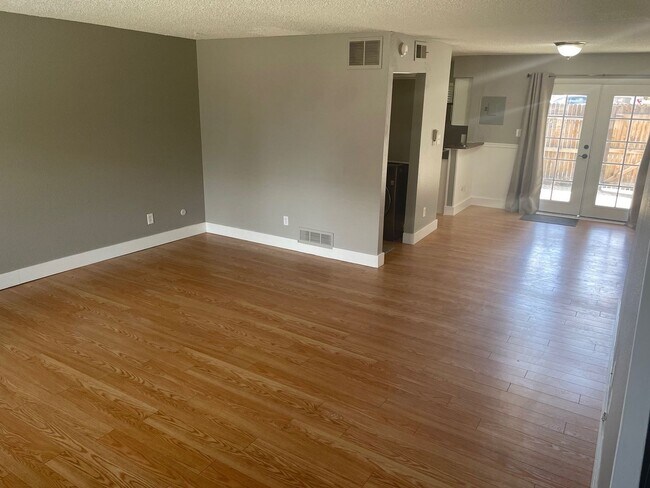 Foto del edificio - South Denver, 2 bed 2.5 bath Townhome, 2 Car Parking, Close to Light Rail