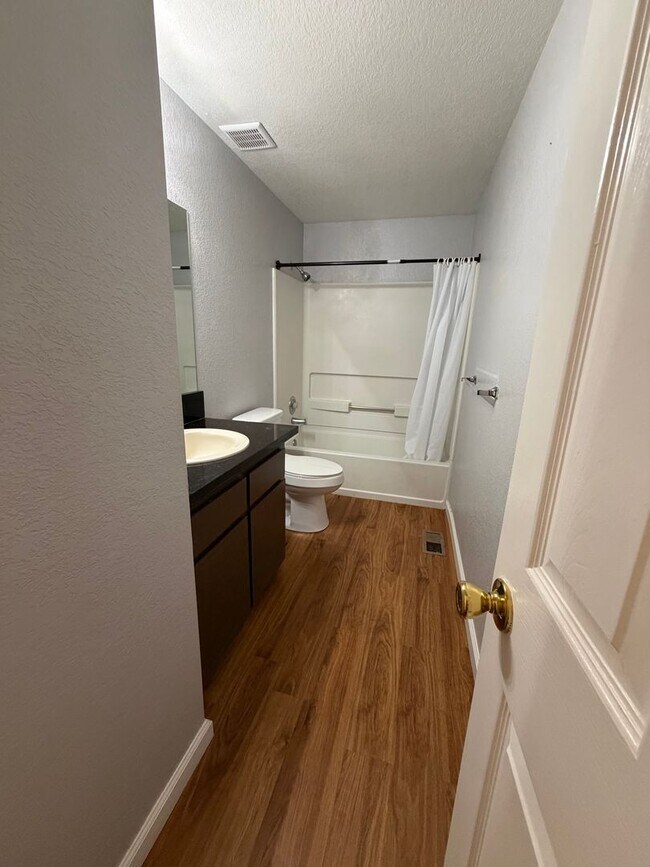 Foto del edificio - Centrally located home, clean and ready for occupany
