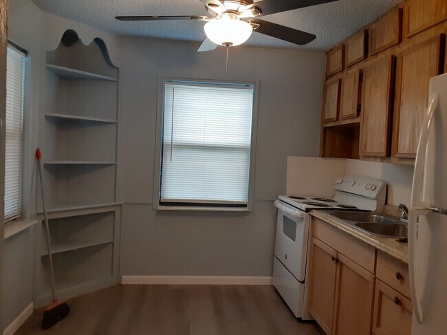 KITCHEN - 312 N 61st Ave