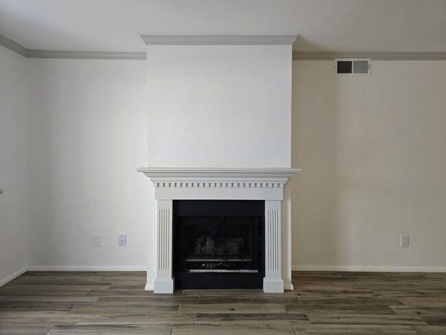 Building Photo - 663 Bishops Lodge Rd