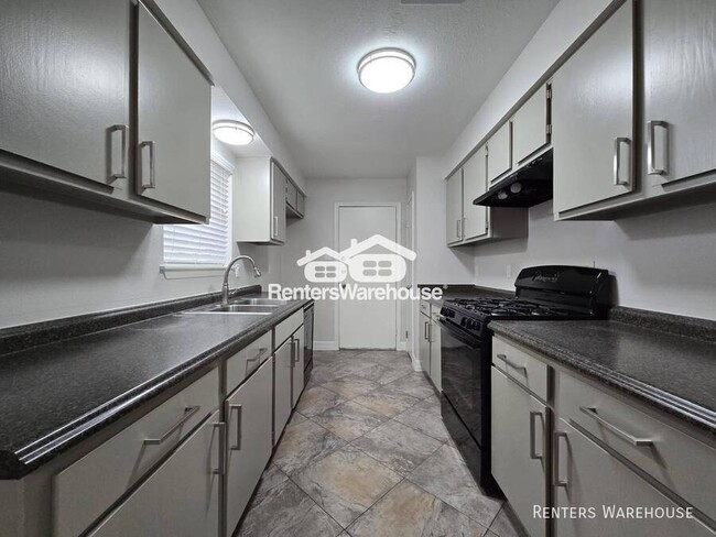 Building Photo - Stunning 3 bedroom, 2 bathroom home in Lea...