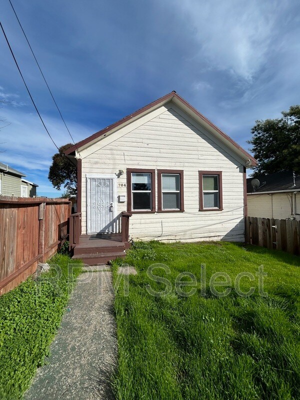 Building Photo - 704 Sheridan St