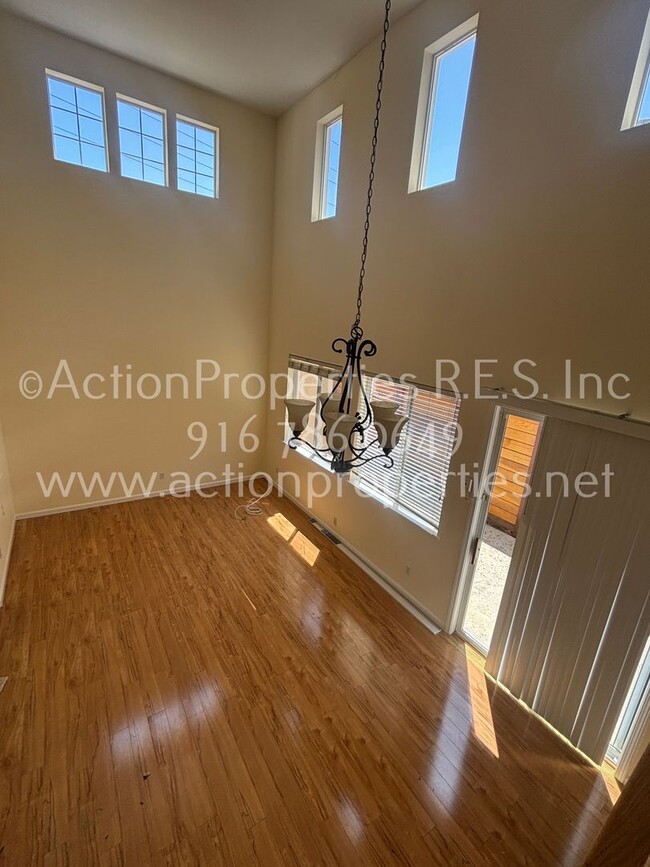Foto del edificio - Beautiful West Roseville Home 5 bed 3 bath...