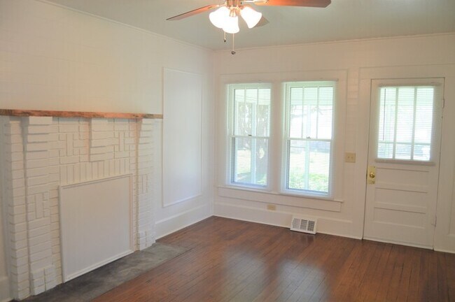 Building Photo - Available Now! Move in Ready!
