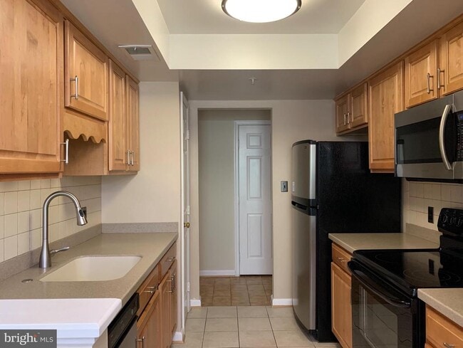 Building Photo - 800 Amber Tree Ct
