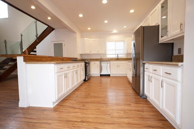 Kitchen - 12213 Havelock Ave