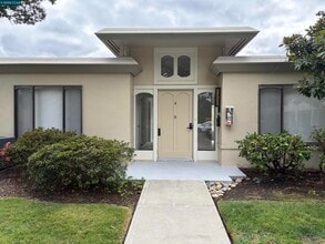 Building Photo - 2017 Pine Knoll Dr